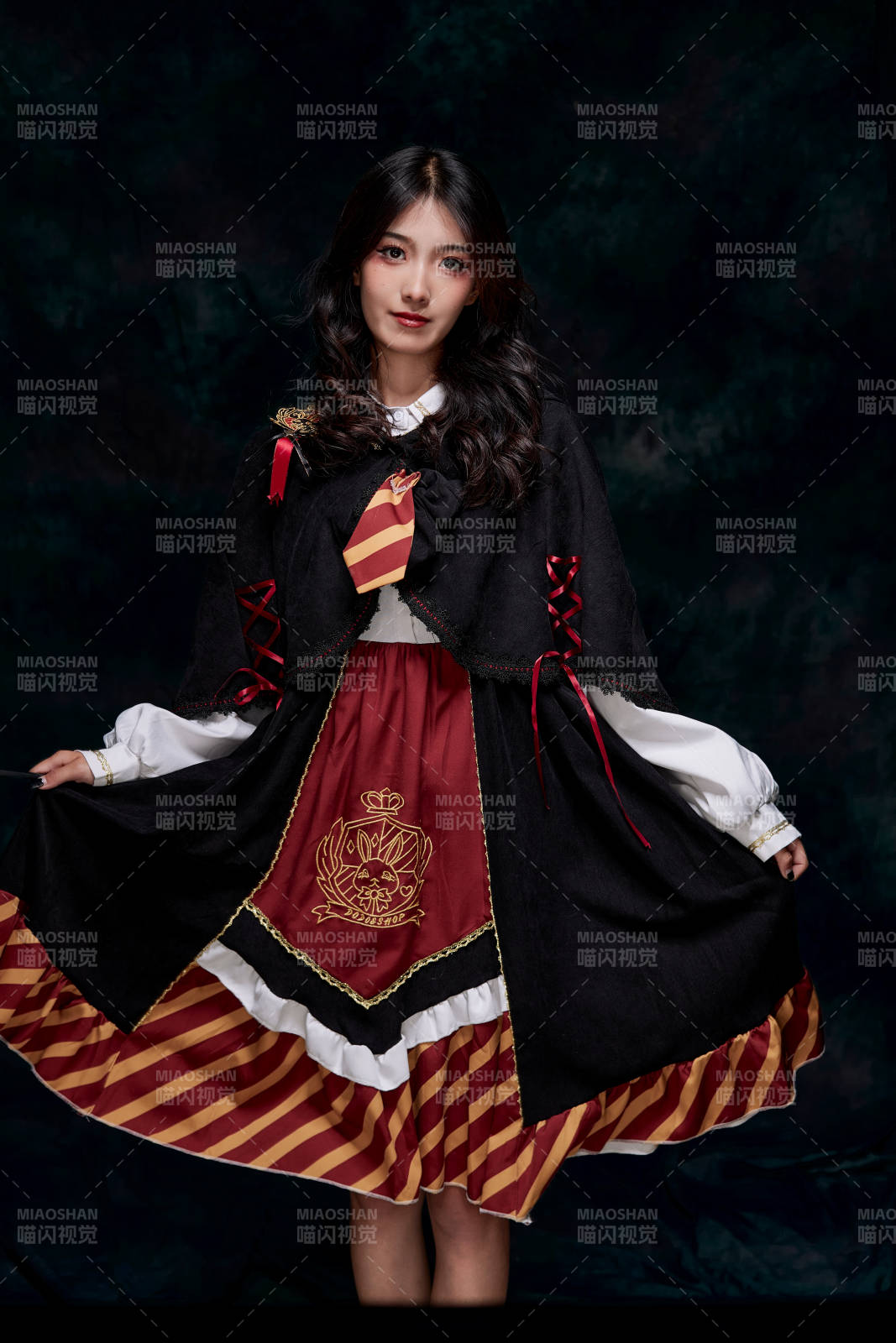 角色扮演霍格沃兹魔法学院学生的少女图片