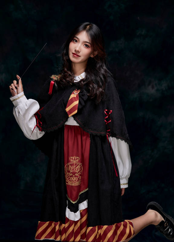 角色扮演霍格沃兹魔法学院学生的少女图片