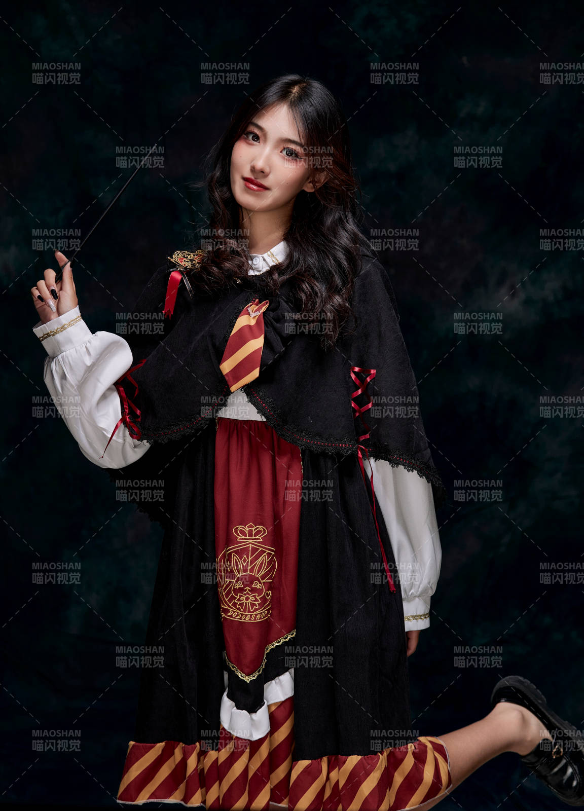 角色扮演霍格沃兹魔法学院学生的少女图片