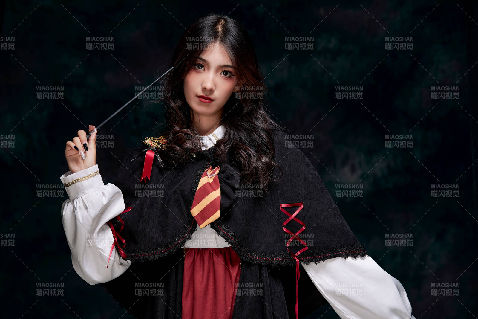 角色扮演霍格沃兹魔法学院学生的少女图片