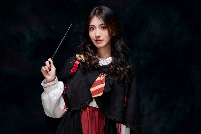角色扮演霍格沃兹魔法学院学生的少女图片