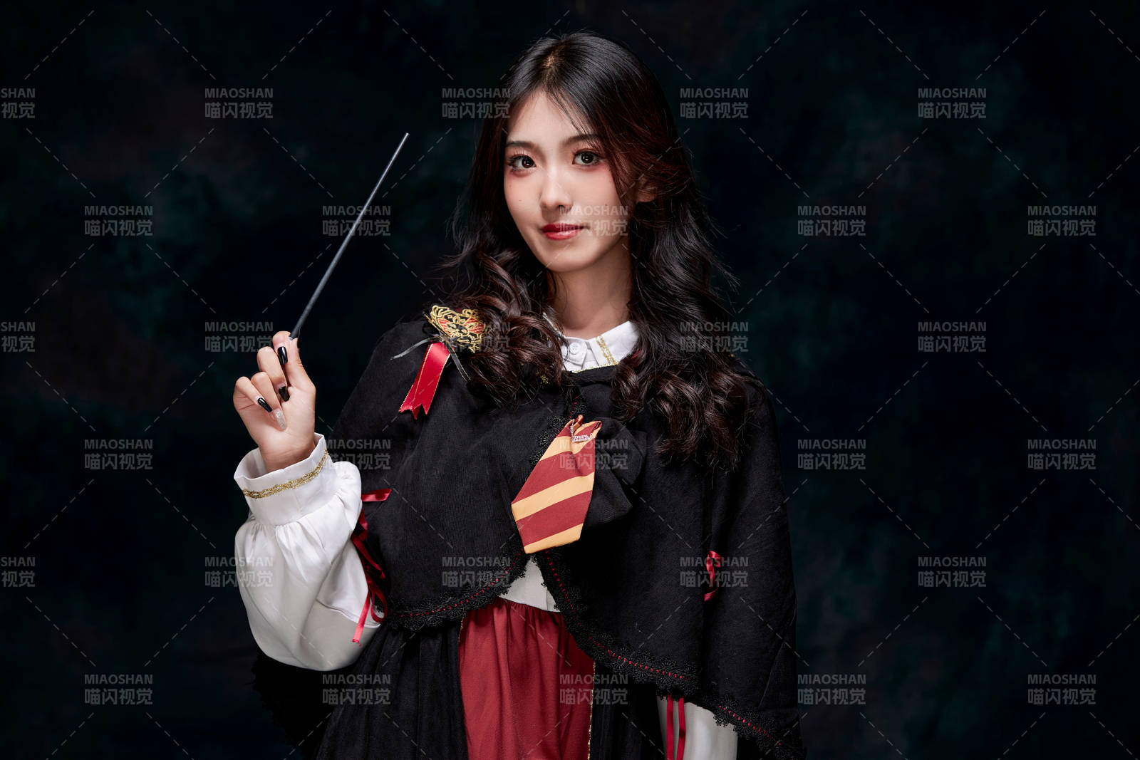 角色扮演霍格沃兹魔法学院学生的少女图片