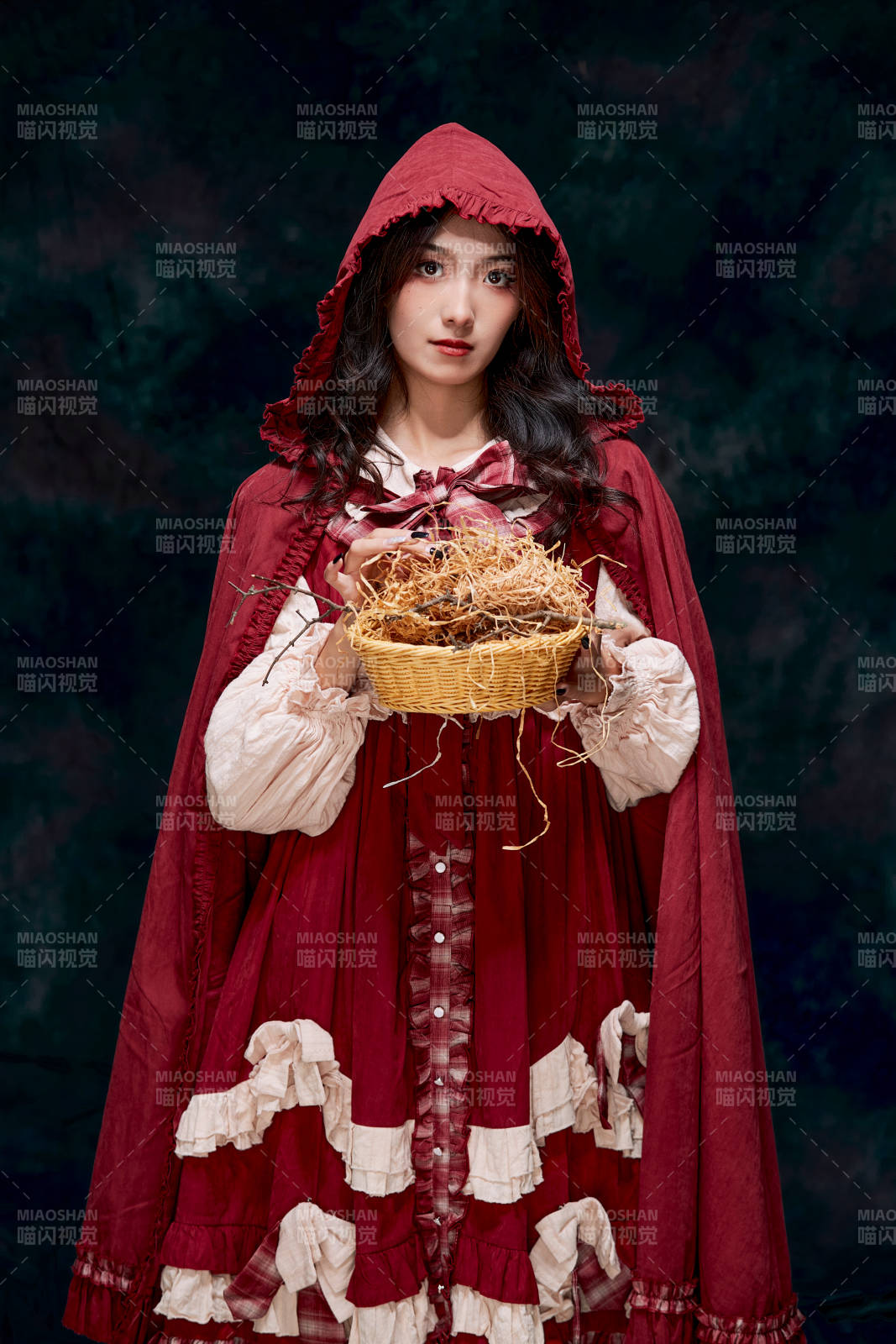 影棚内角色扮演童话人物小红帽的少女图片