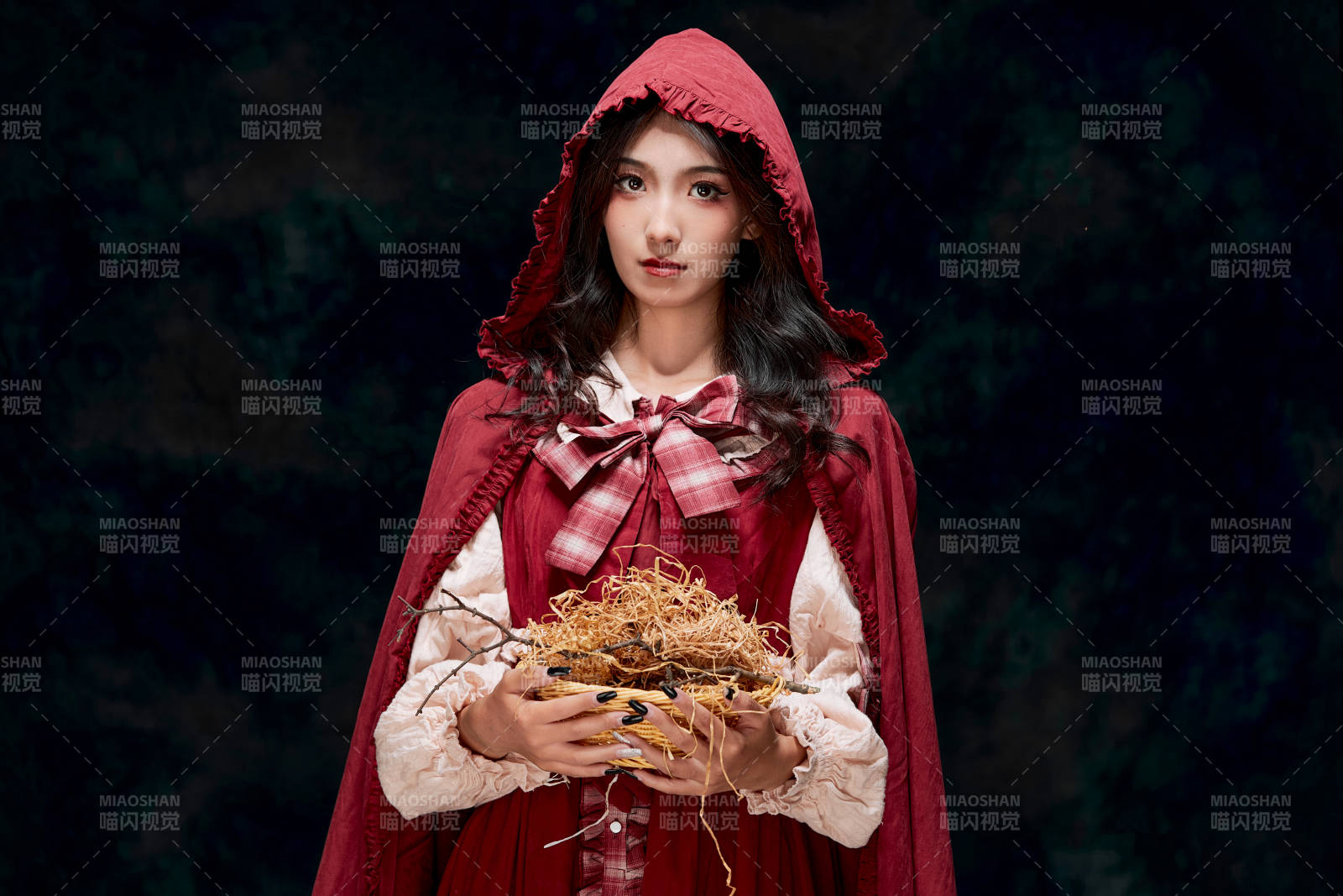 影棚内角色扮演童话人物小红帽的少女图片