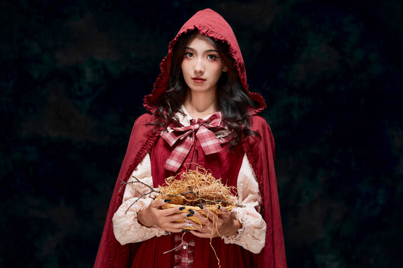 影棚内角色扮演童话人物小红帽的少女图片