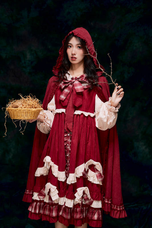 影棚内角色扮演童话人物小红帽的少女图片