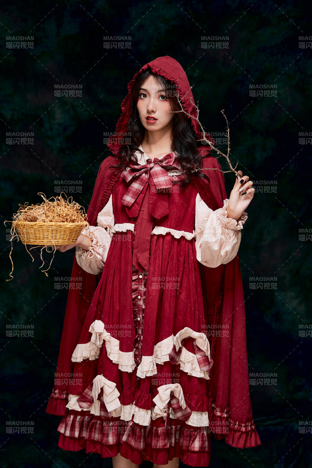 影棚内角色扮演童话人物小红帽的少女图片