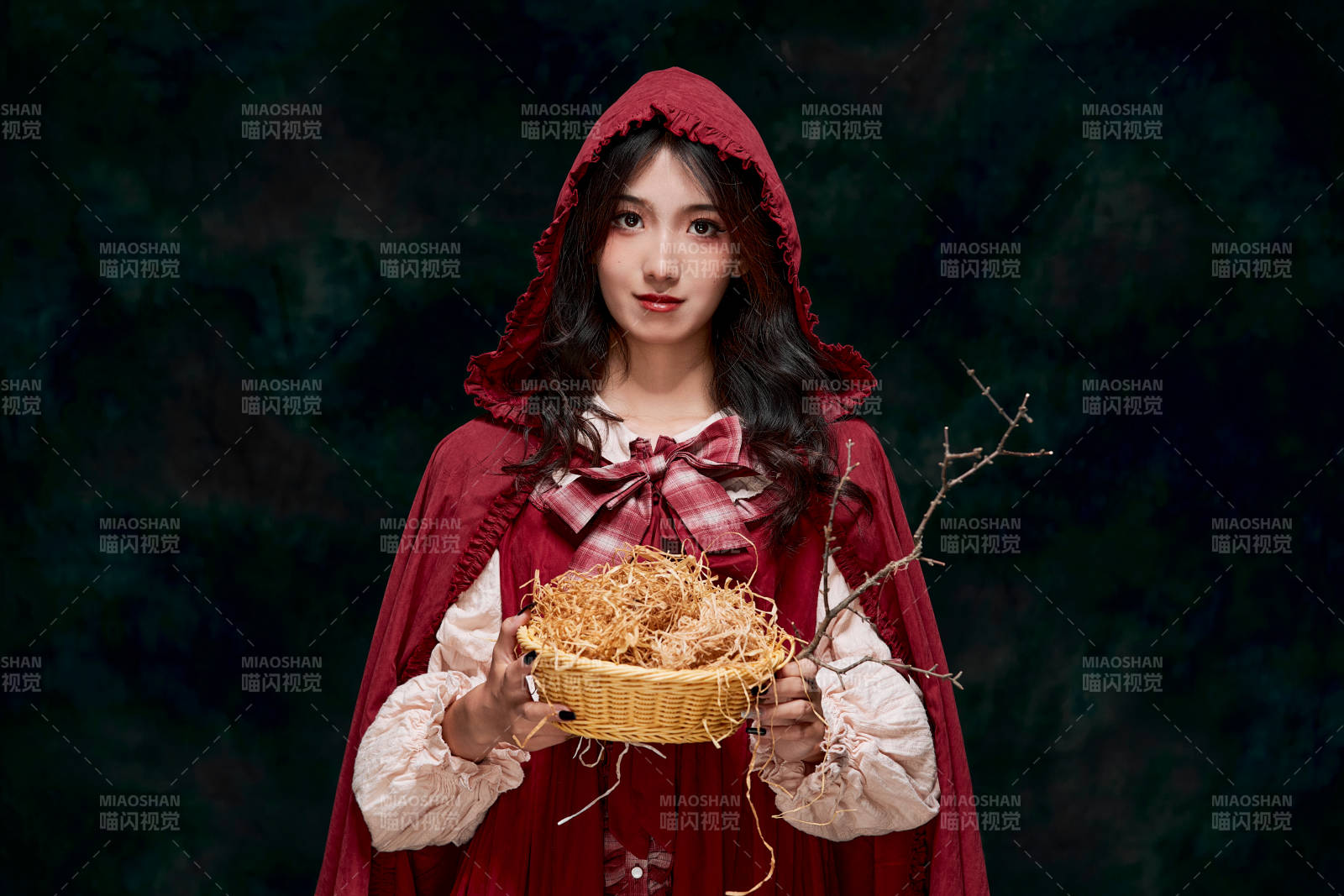 影棚内角色扮演童话人物小红帽的少女图片