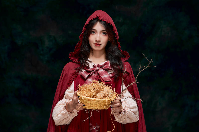 影棚内角色扮演童话人物小红帽的少女图片