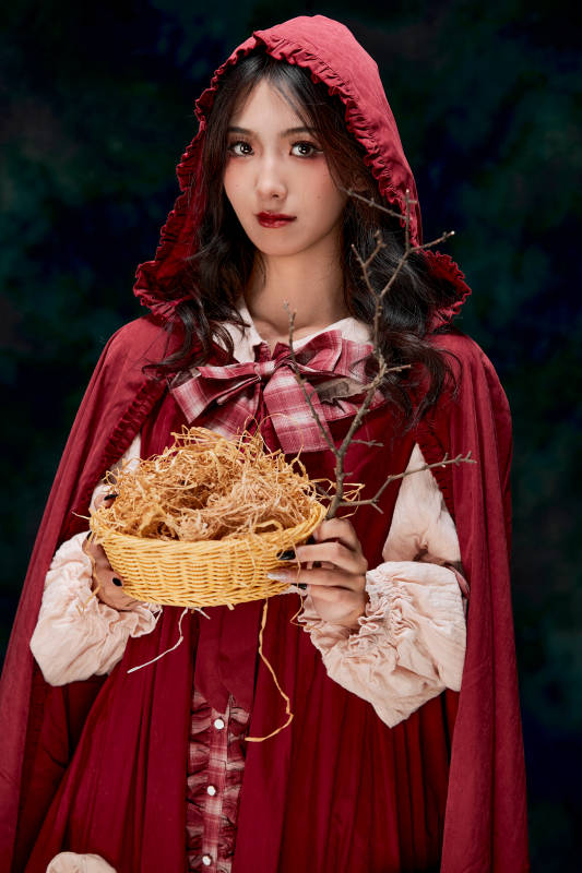 影棚内角色扮演童话人物小红帽的少女图片
