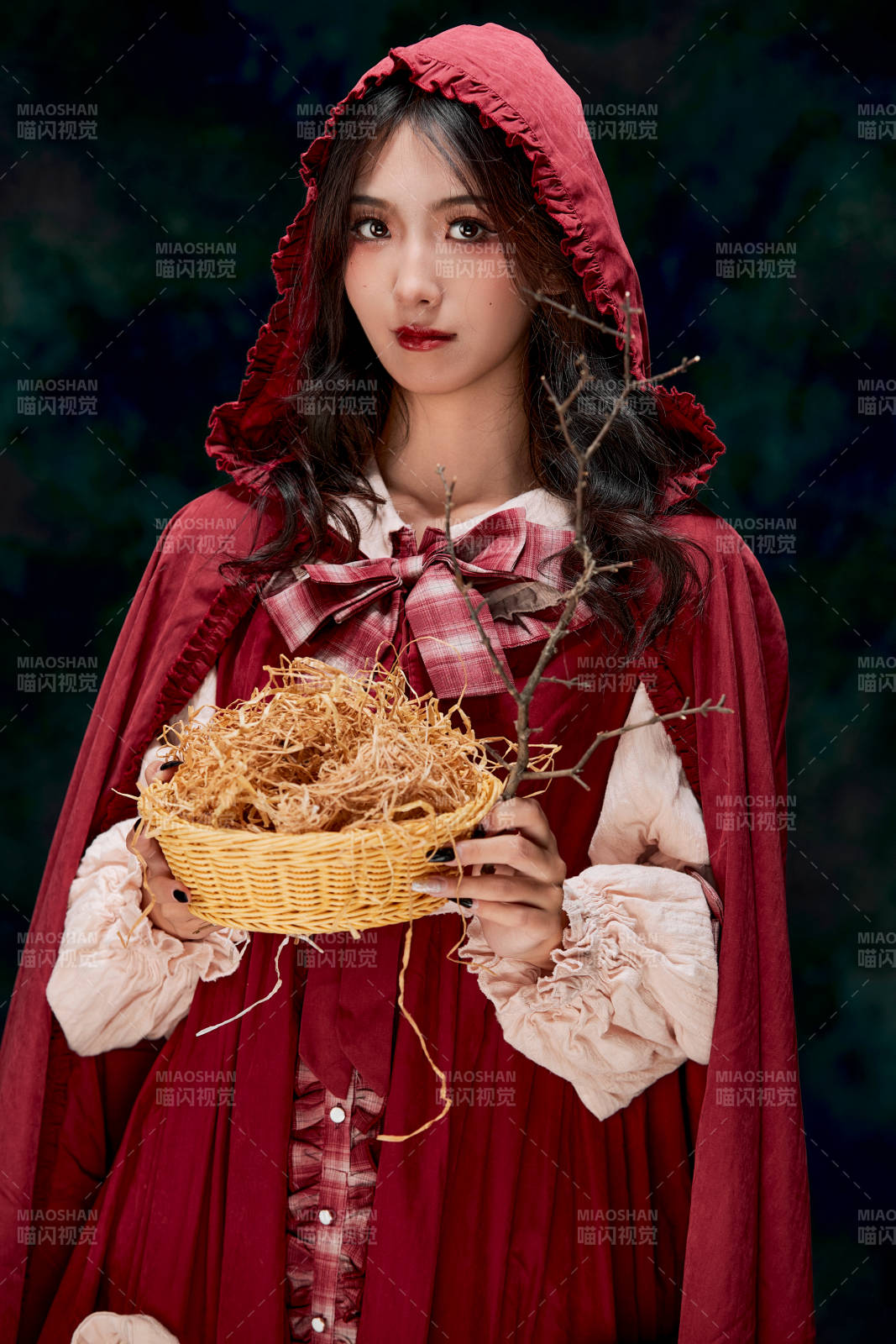 影棚内角色扮演童话人物小红帽的少女图片