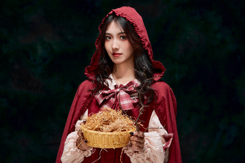 影棚内角色扮演童话人物小红帽的少女图片