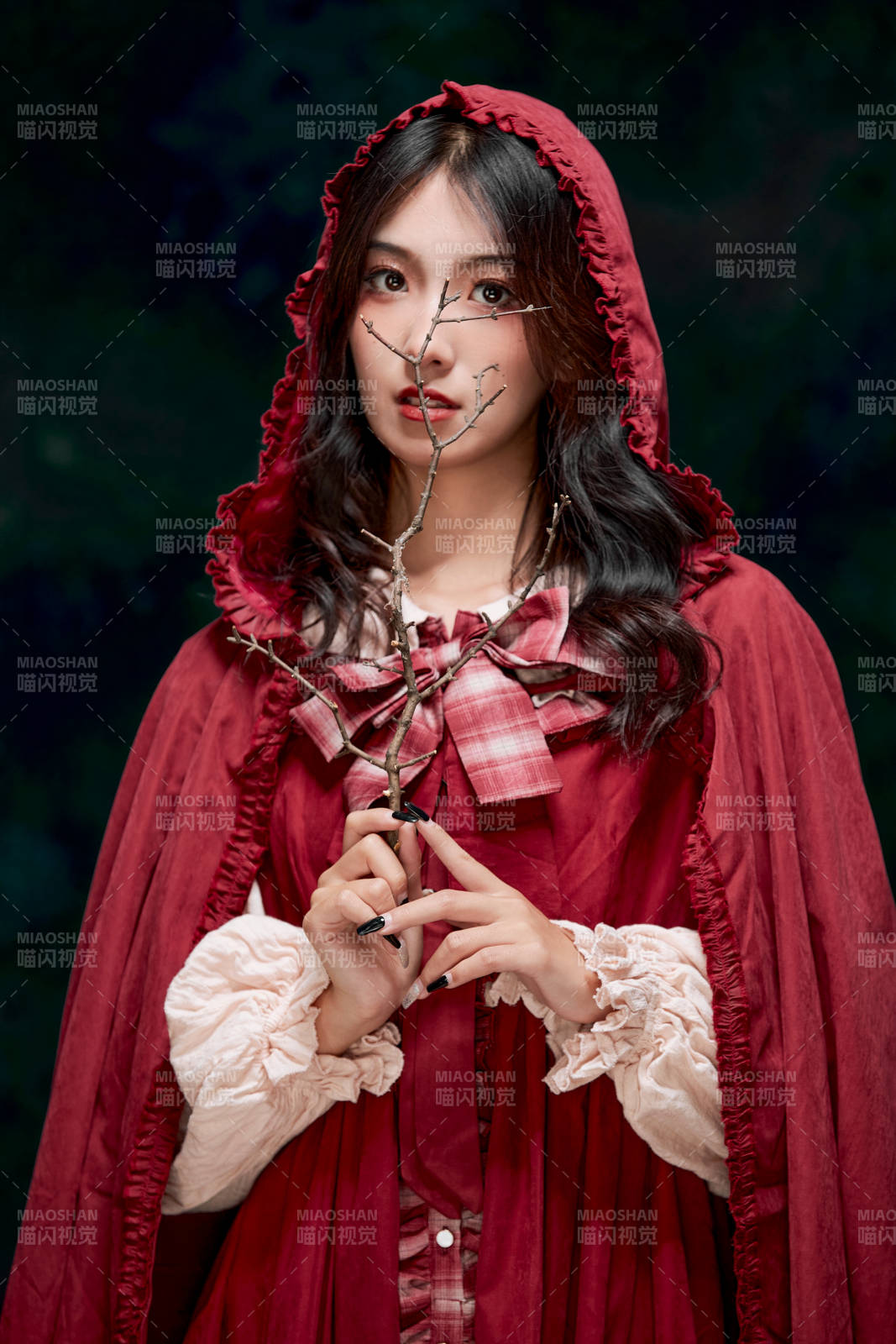 影棚内角色扮演童话人物小红帽的少女图片