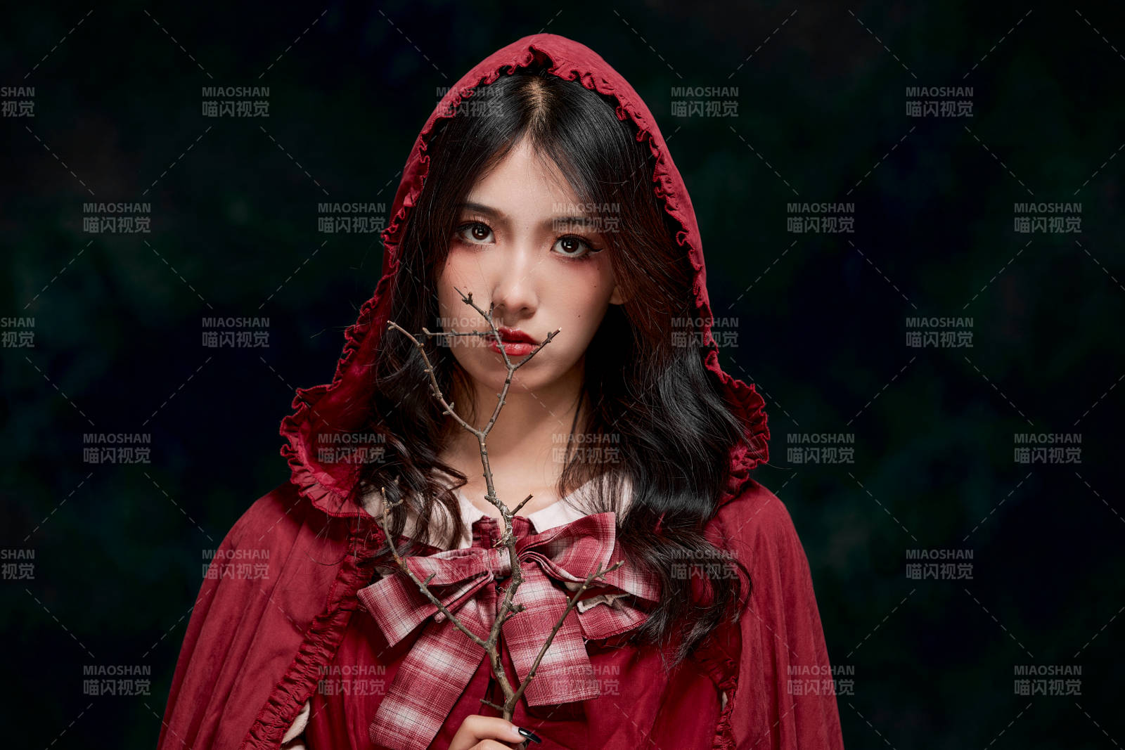 影棚内角色扮演童话人物小红帽的少女图片