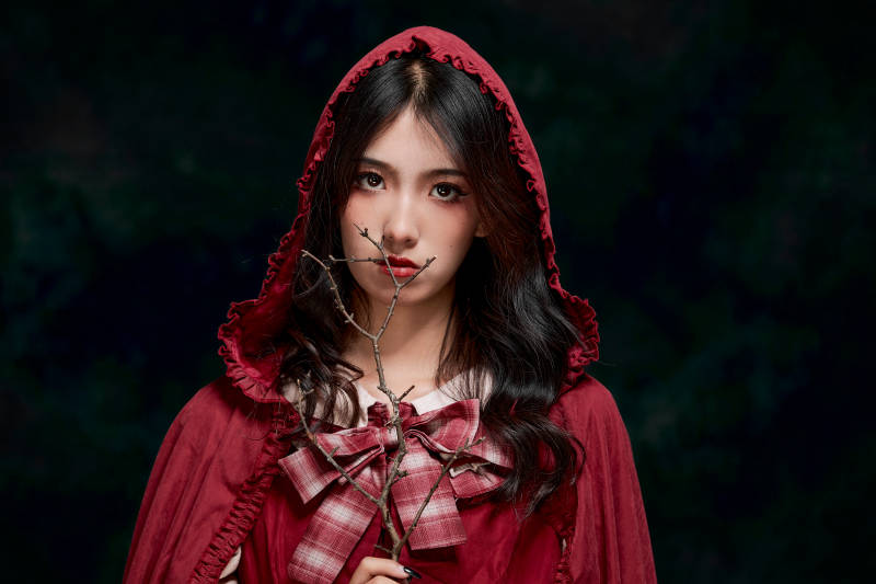 影棚内角色扮演童话人物小红帽的少女图片