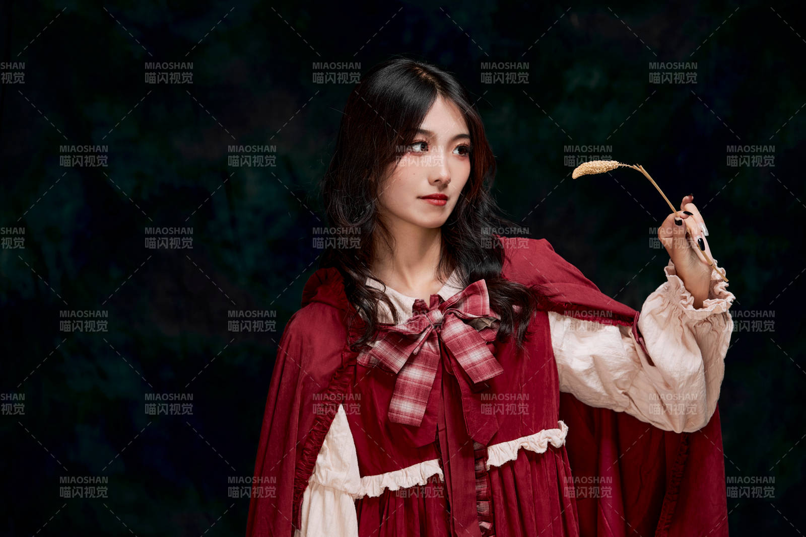 影棚内角色扮演童话人物小红帽的少女图片