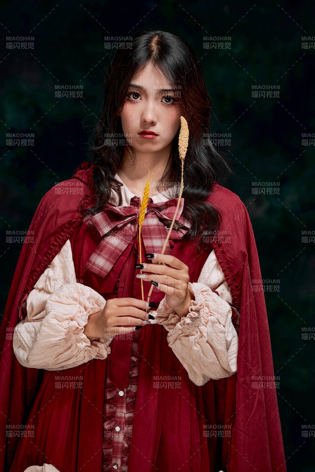 影棚内角色扮演童话人物小红帽的少女图片