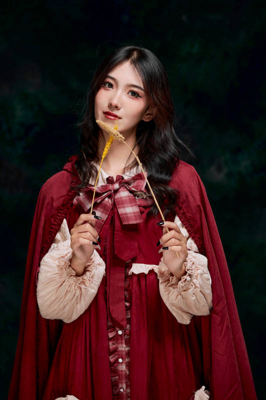影棚内角色扮演童话人物小红帽的少女图片
