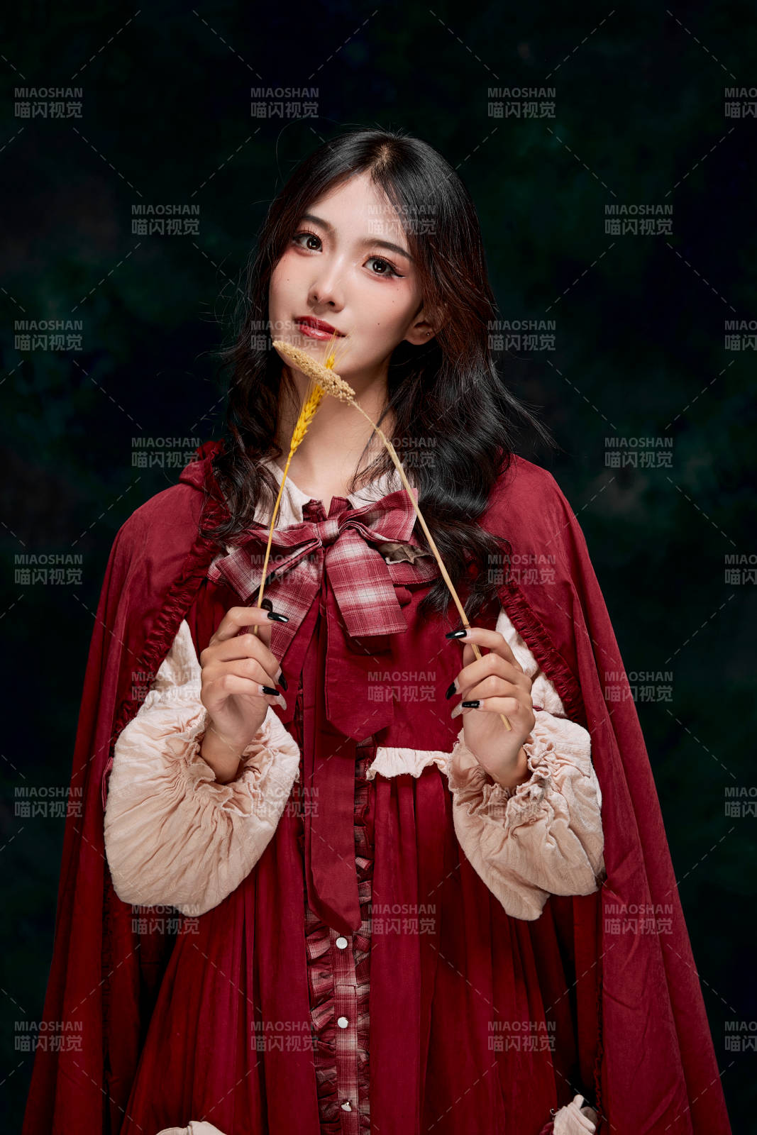 影棚内角色扮演童话人物小红帽的少女图片