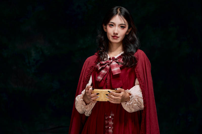 影棚内角色扮演童话人物小红帽的少女图片