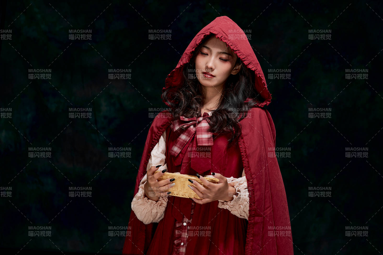 影棚内角色扮演童话人物小红帽的少女图片