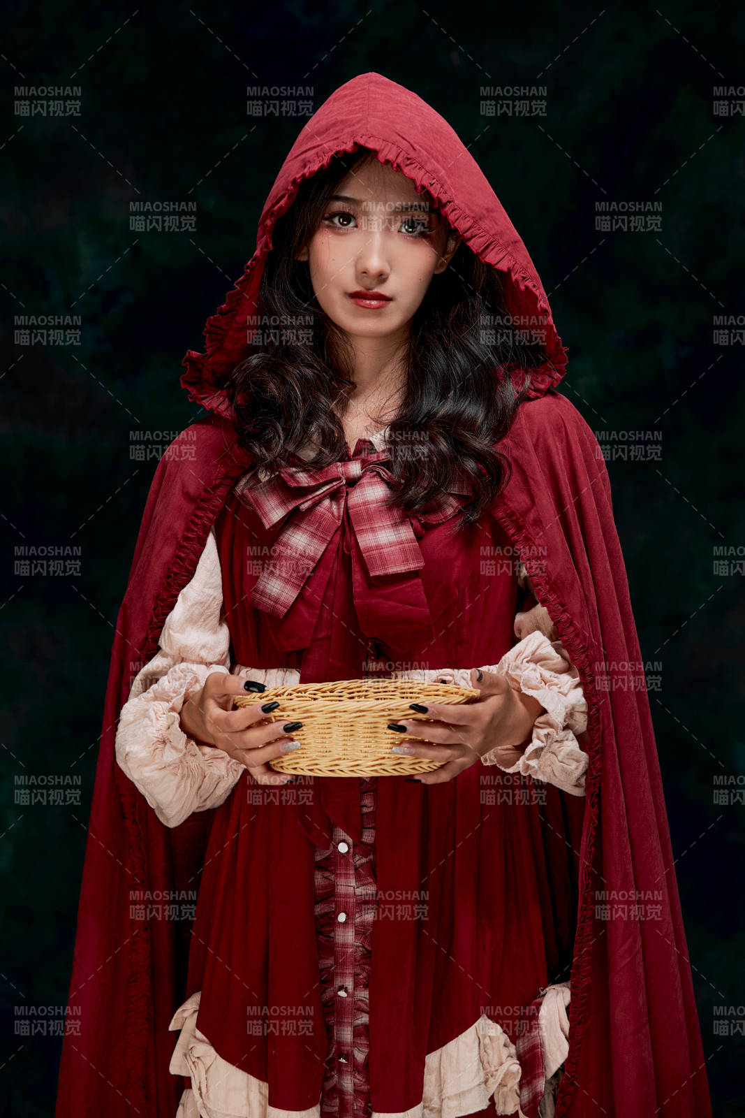 影棚内角色扮演童话人物小红帽的少女图片