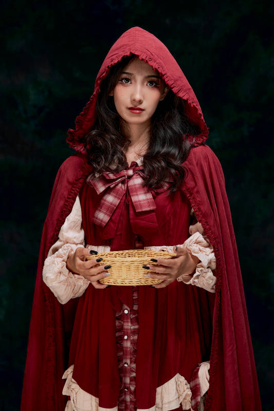 影棚内角色扮演童话人物小红帽的少女图片