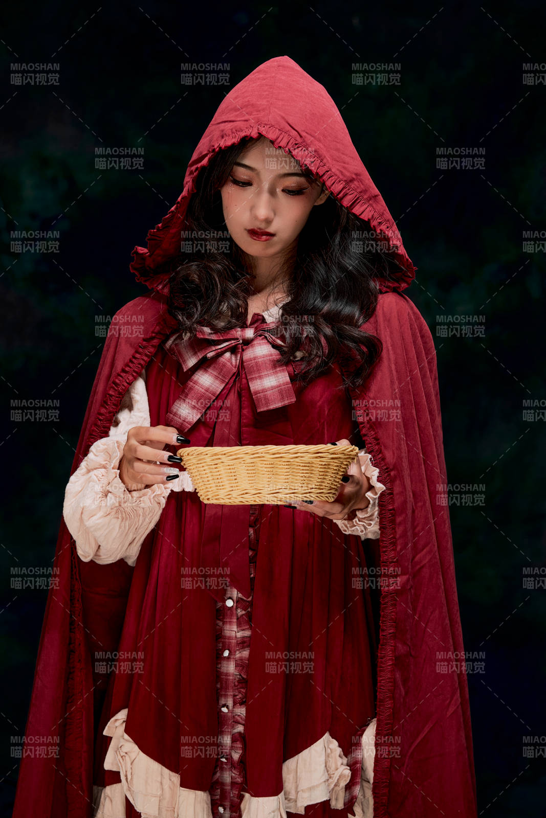 影棚内角色扮演童话人物小红帽的少女图片