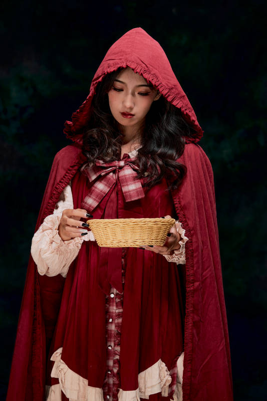 影棚内角色扮演童话人物小红帽的少女图片