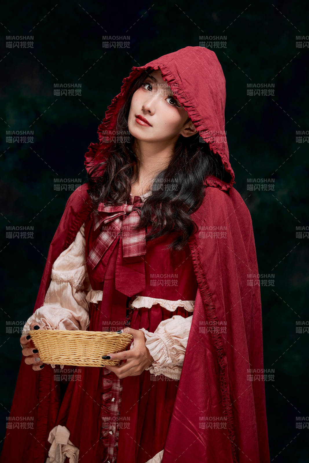 影棚内角色扮演童话人物小红帽的少女图片