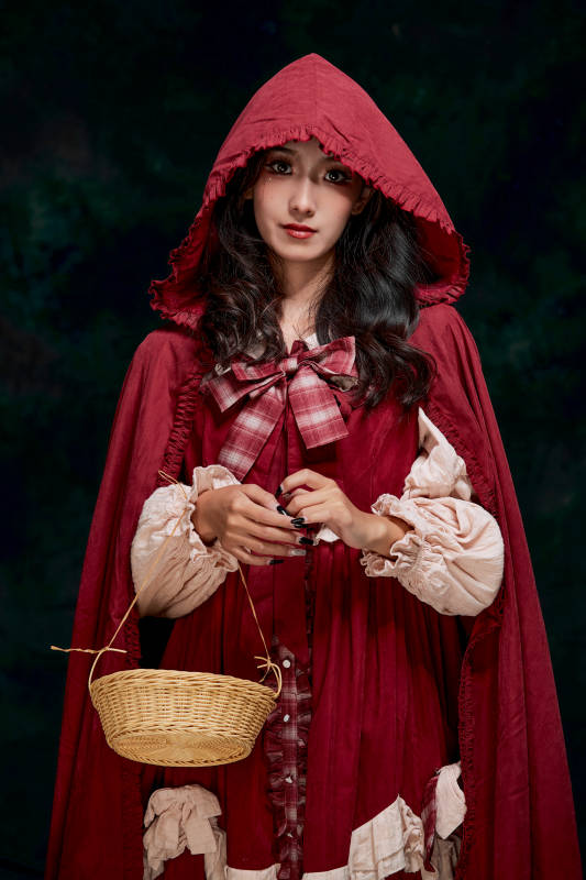 影棚内角色扮演童话人物小红帽的少女图片