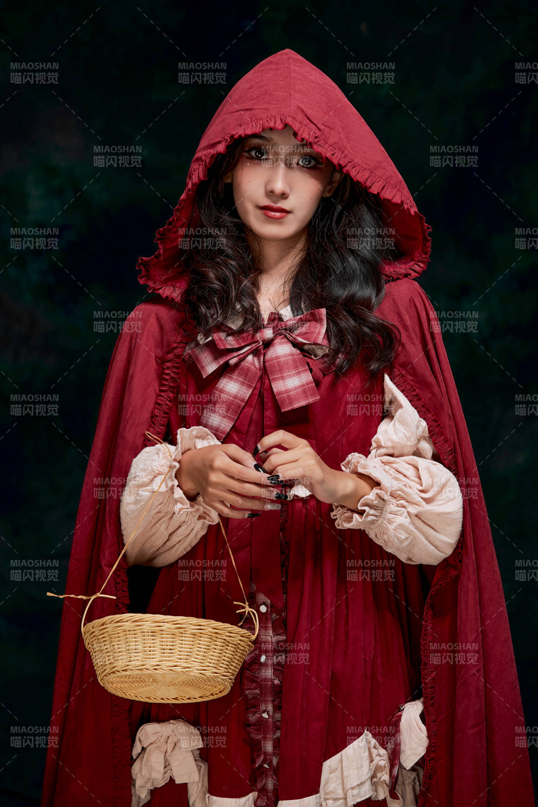 影棚内角色扮演童话人物小红帽的少女图片