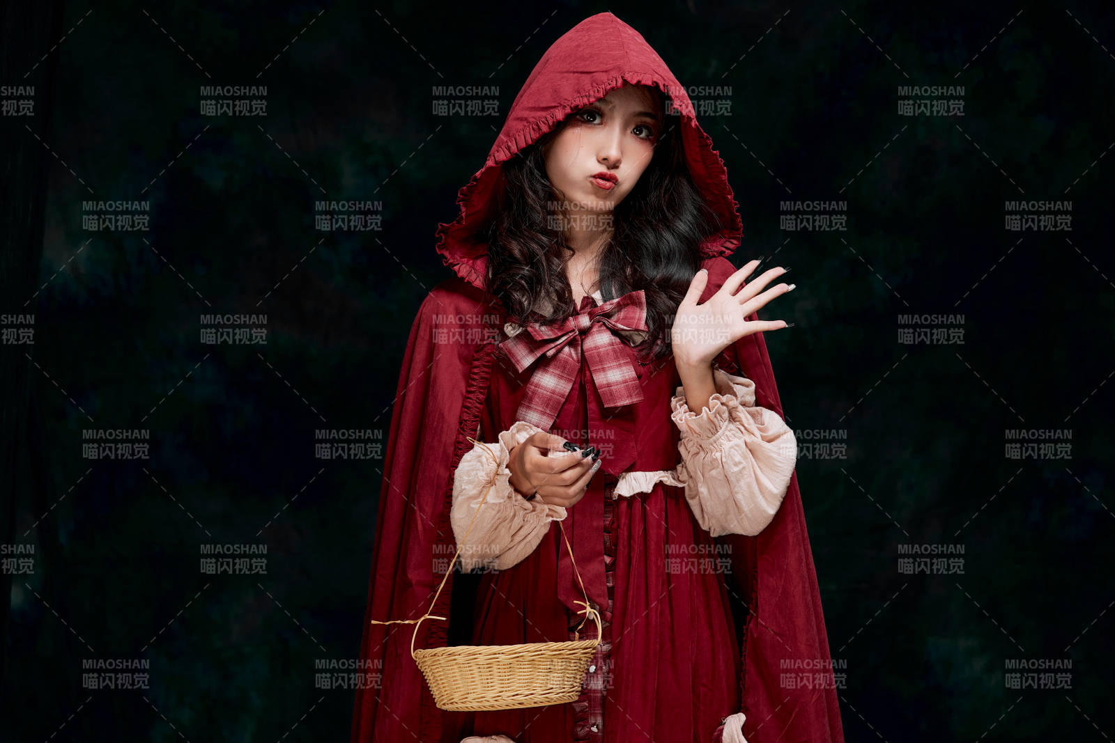 影棚内角色扮演童话人物小红帽的少女图片