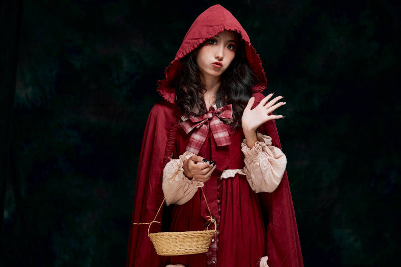 影棚内角色扮演童话人物小红帽的少女图片