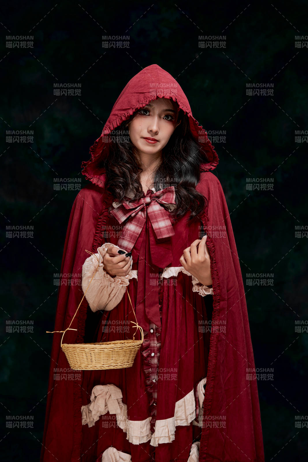 影棚内角色扮演童话人物小红帽的少女图片