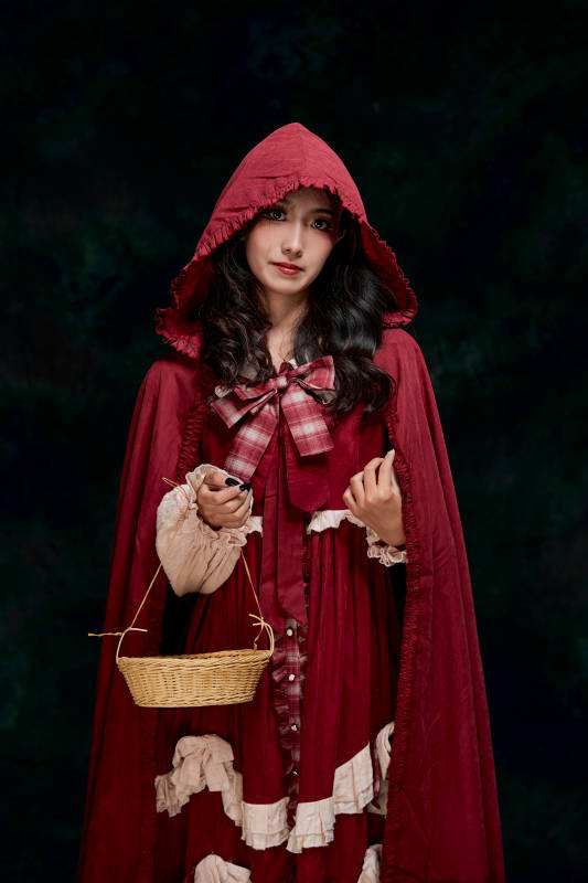 影棚内角色扮演童话人物小红帽的少女图片