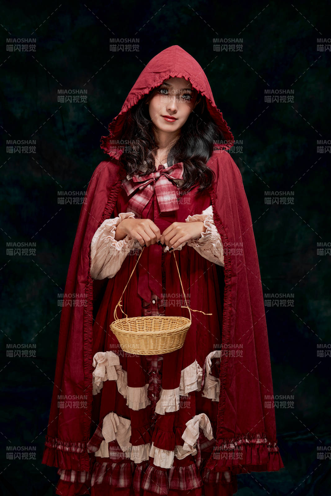 影棚内角色扮演童话人物小红帽的少女图片