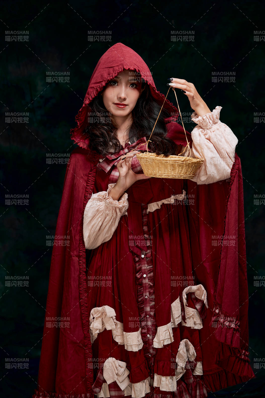 影棚内角色扮演童话人物小红帽的少女图片