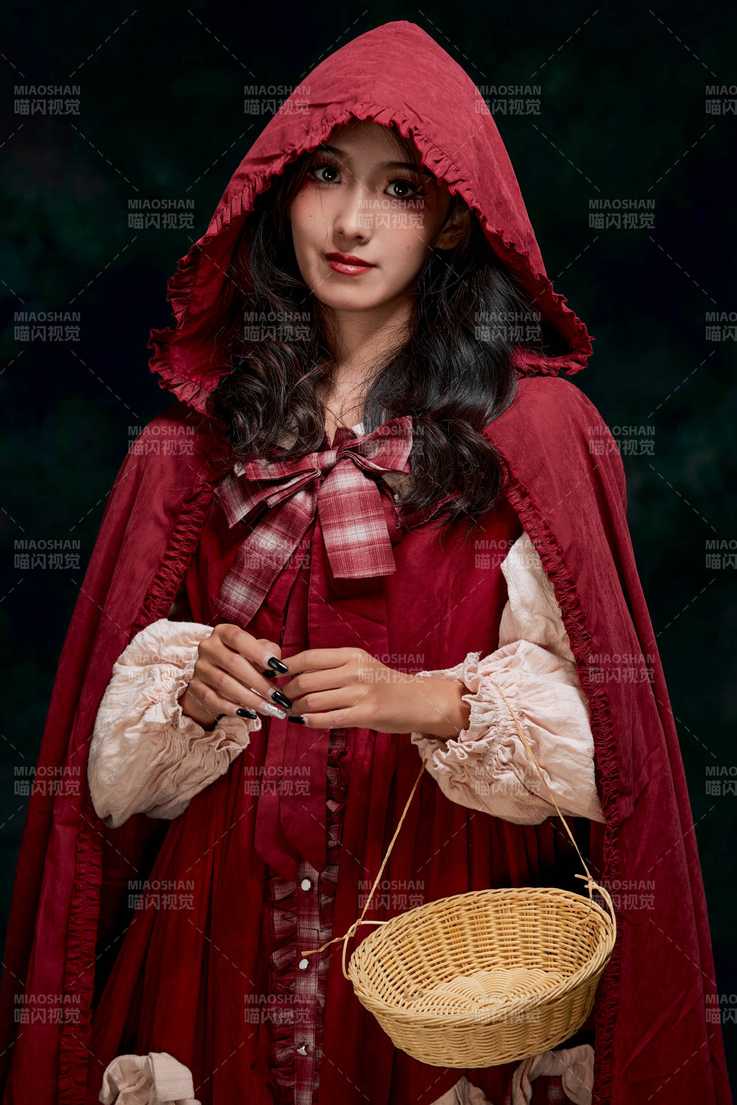 影棚内角色扮演童话人物小红帽的少女图片