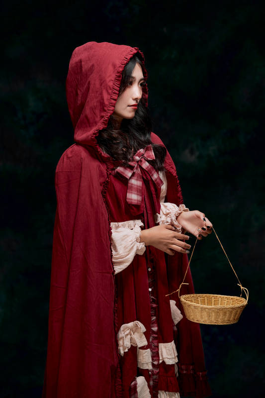 影棚内角色扮演童话人物小红帽的少女图片