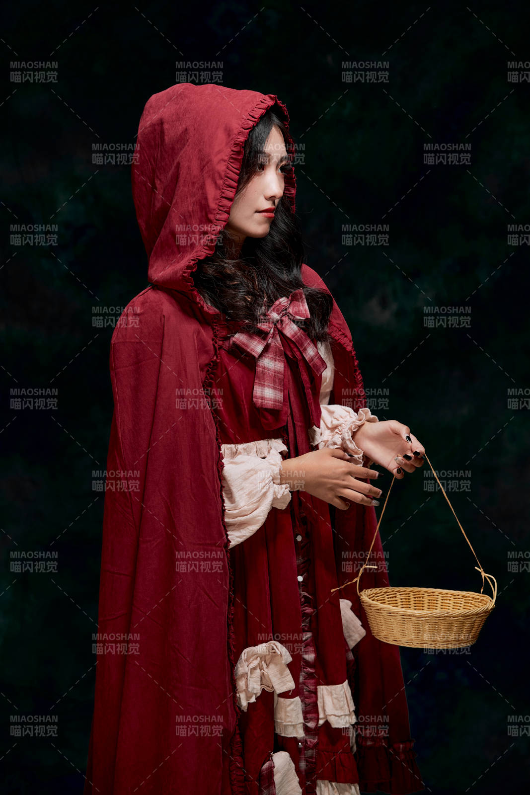 影棚内角色扮演童话人物小红帽的少女图片