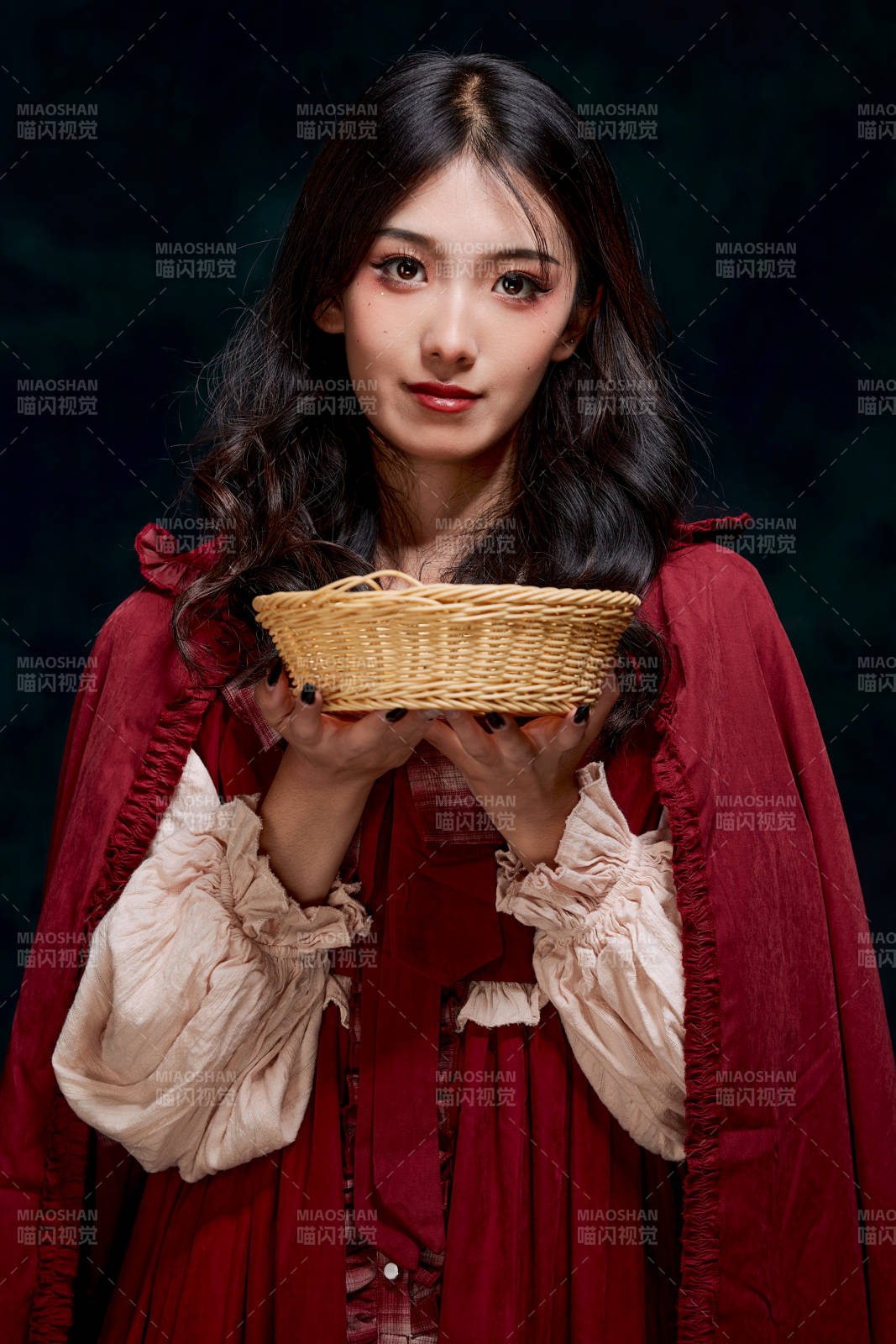 影棚内角色扮演童话人物小红帽的少女图片