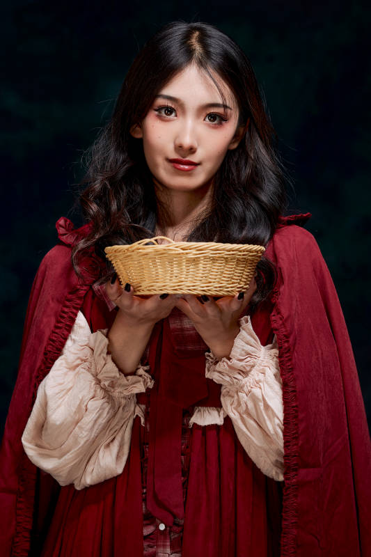 影棚内角色扮演童话人物小红帽的少女图片