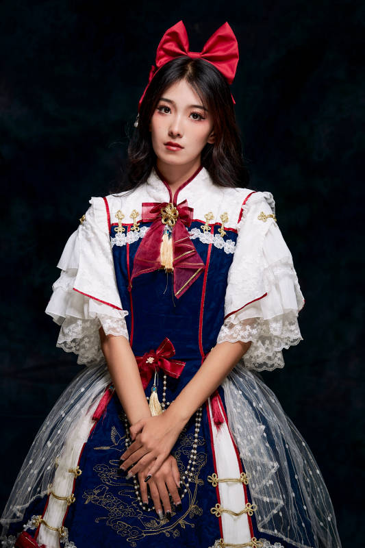 影棚内角色扮演白雪公主的少女洛丽塔图片