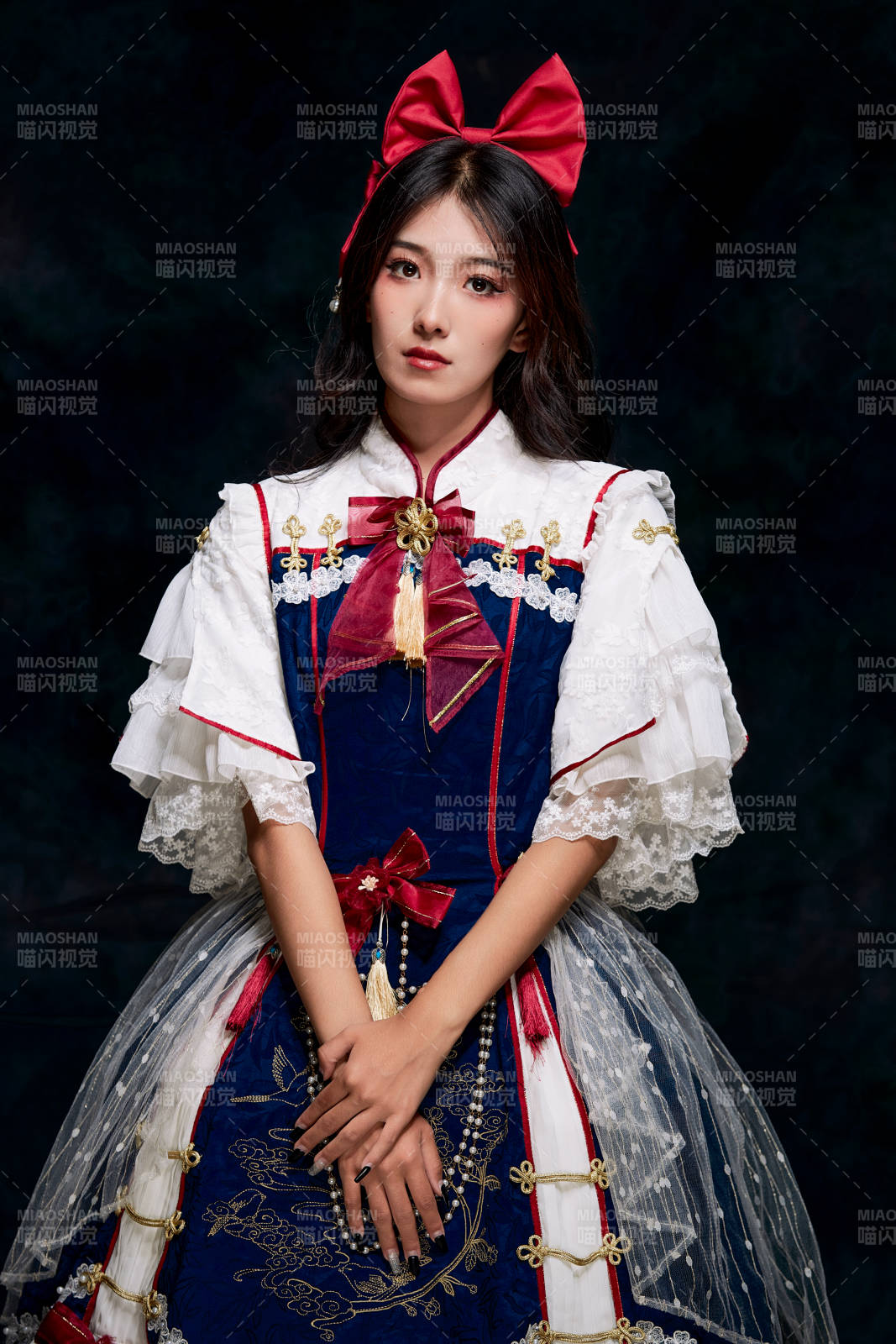 影棚内角色扮演白雪公主的少女洛丽塔图片