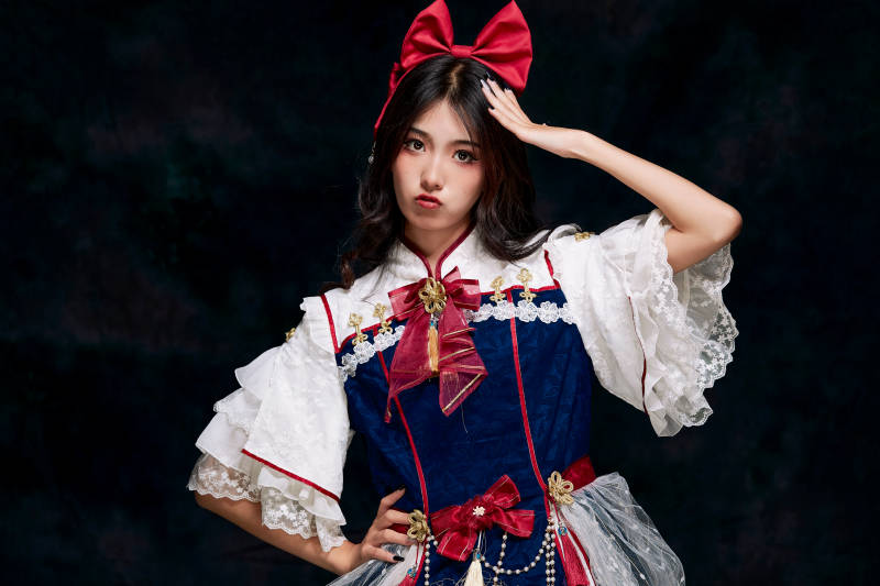 影棚内角色扮演白雪公主的少女洛丽塔图片