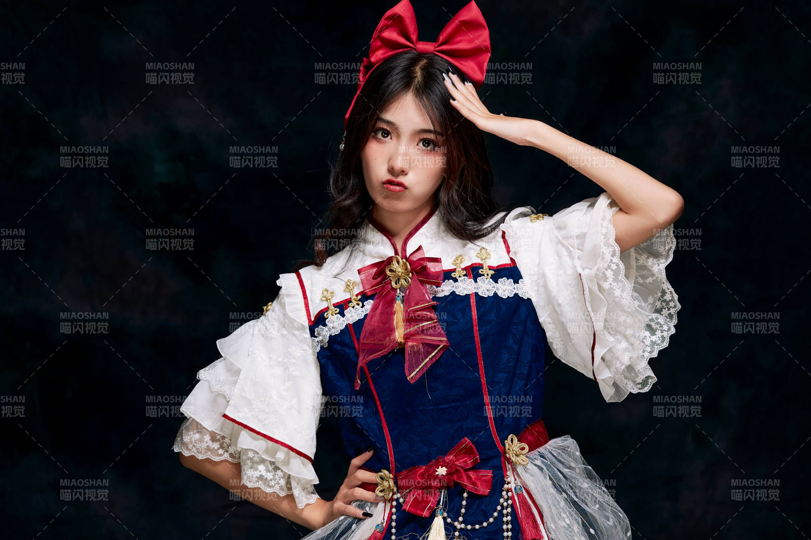 影棚内角色扮演白雪公主的少女洛丽塔图片