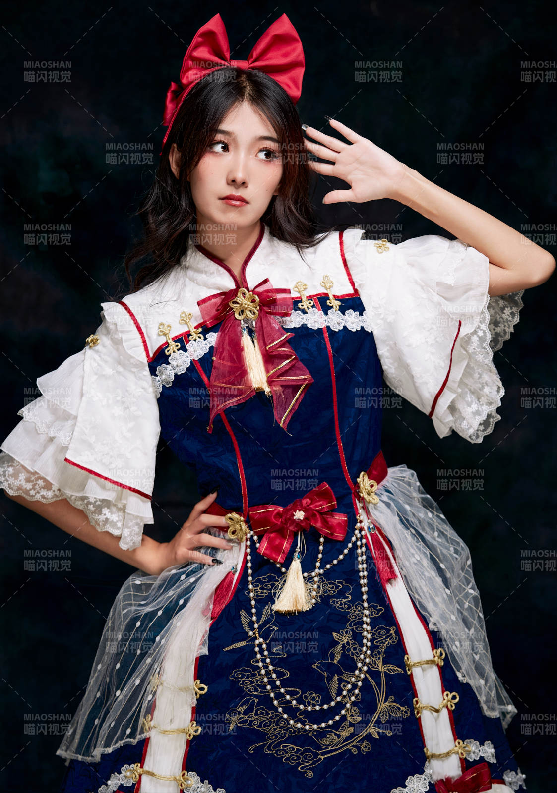 影棚内角色扮演白雪公主的少女洛丽塔图片