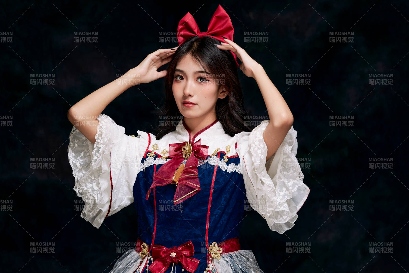 影棚内角色扮演白雪公主的少女洛丽塔图片