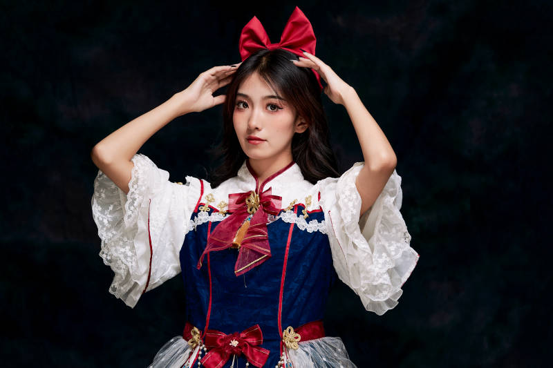 影棚内角色扮演白雪公主的少女洛丽塔图片